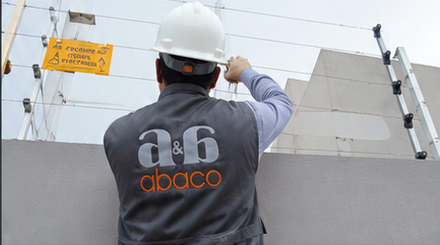 Técnico A&A ABACO instalando cerco eléctrico